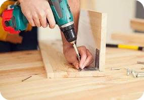 Nos déménageurs démontent et remontent les meubles de manière professionnelle lors du déménagement, en utilisant des outils spéciaux pour un transport en toute sécurité.