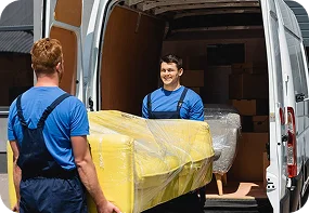 Nos déménageurs chargent et déchargent rapidement et avec précaution vos biens, y compris les meubles lourds, en les montant à l'étage.