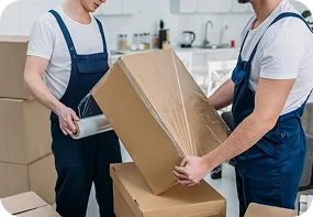 Emballage soigné des objets dans des matériaux spéciaux pour un transport sûr et sécurisé.
